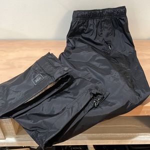 REI MEN’S RAINFALL PANTS